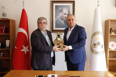 Arıcılık Sektöründe Güç Birliği: Prof. Dr. Emin Kuru’ya Anlamlı Ödül