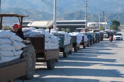 Salihli Belediyesi’nden TMO Önünde Bekleyen Üreticilere Destek